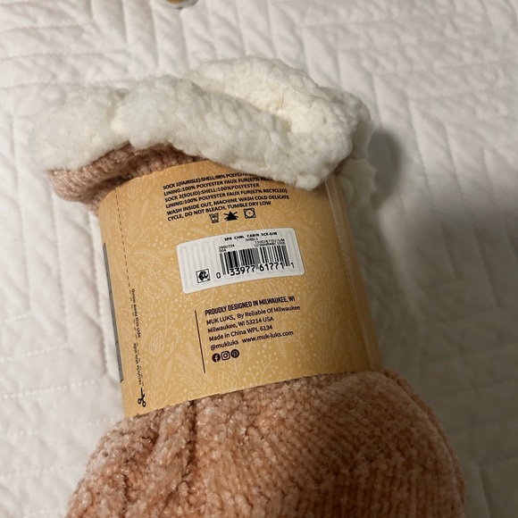 Muk Luks cabin socks, fully lined, grippers, fleece, size small/medium - Picture 2 of 6
